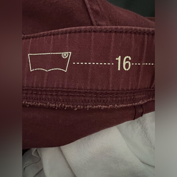 Levi’s Women’s Stretch Jean in 16S W33 L30 in Maroon/ Wine Color - Picture 4 of 7